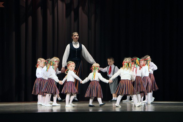 Ābolīši dejo
